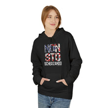 Carica l'immagine nel visualizzatore di Gallery, Unisex Fleece Hoodie - Comfort in Style with 'NON STO SCHERZANDO' Design