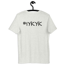 Carica l'immagine nel visualizzatore di Gallery, PUSHING P- IYKYK -Maglietta unisex manica corta